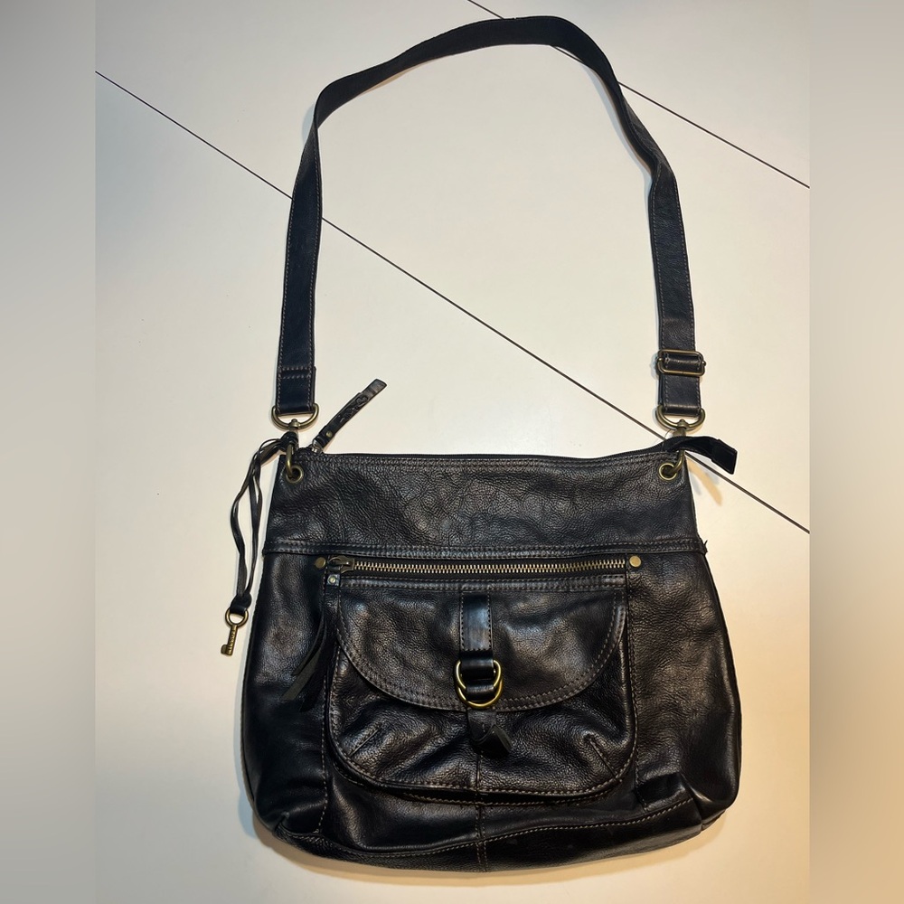 Fossil black leather crossbody purse adjustable straps pockets zippers hang key